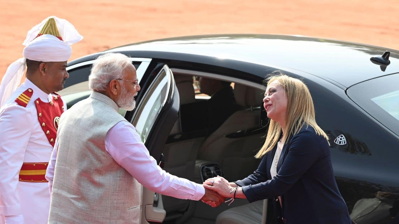 Prime Minister Narendra Modi welcomed Meloni at the forecourt of the Rashtrapati Bhavan, where she was accorded a tri-services guard of honour. (Image: AP)